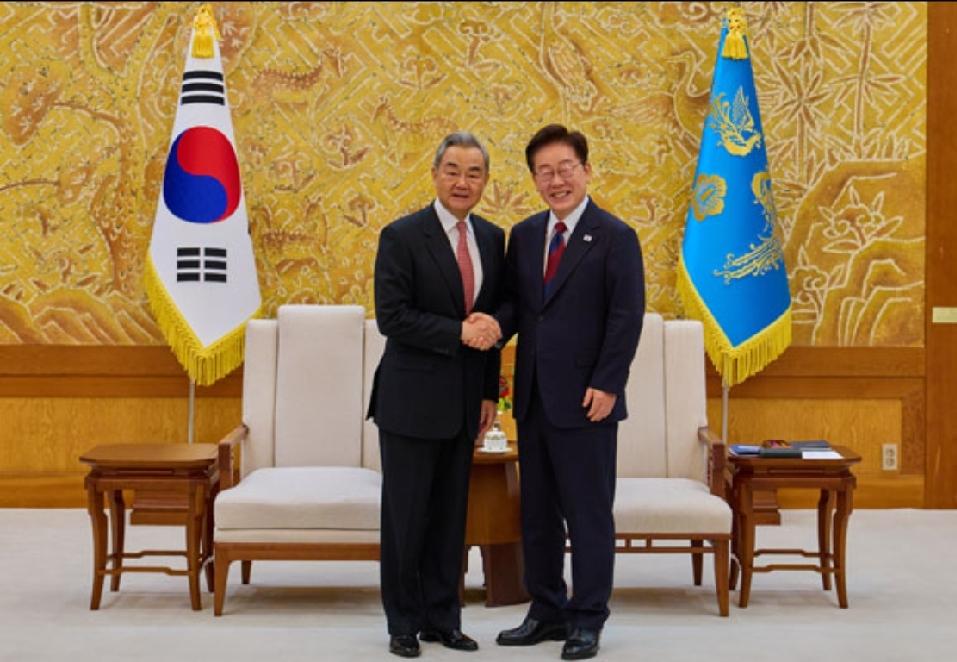 2026年8月20日，韩国总统李在明在青瓦台亲切会见了中国外长王毅，这是在前一天