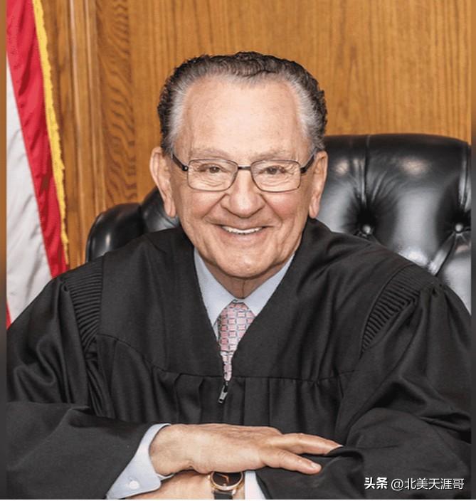 “美国最善良法官去世“

       美国被誉为“最善良法官”的弗兰克·卡普里