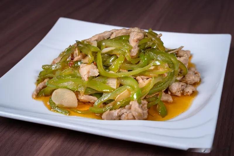 主菜是青椒炒瘦肉，青椒脆爽、肉片入味；清炒油麦菜清爽解腻；再加一碗番茄鸡蛋汤，酸
