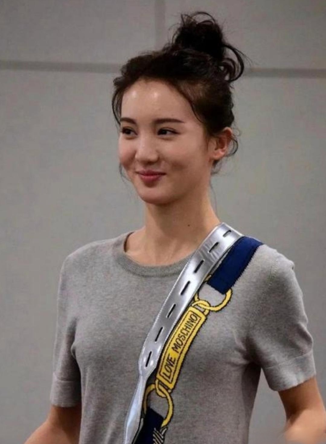 这是早期的金晨，五官柔和超级美呀 
