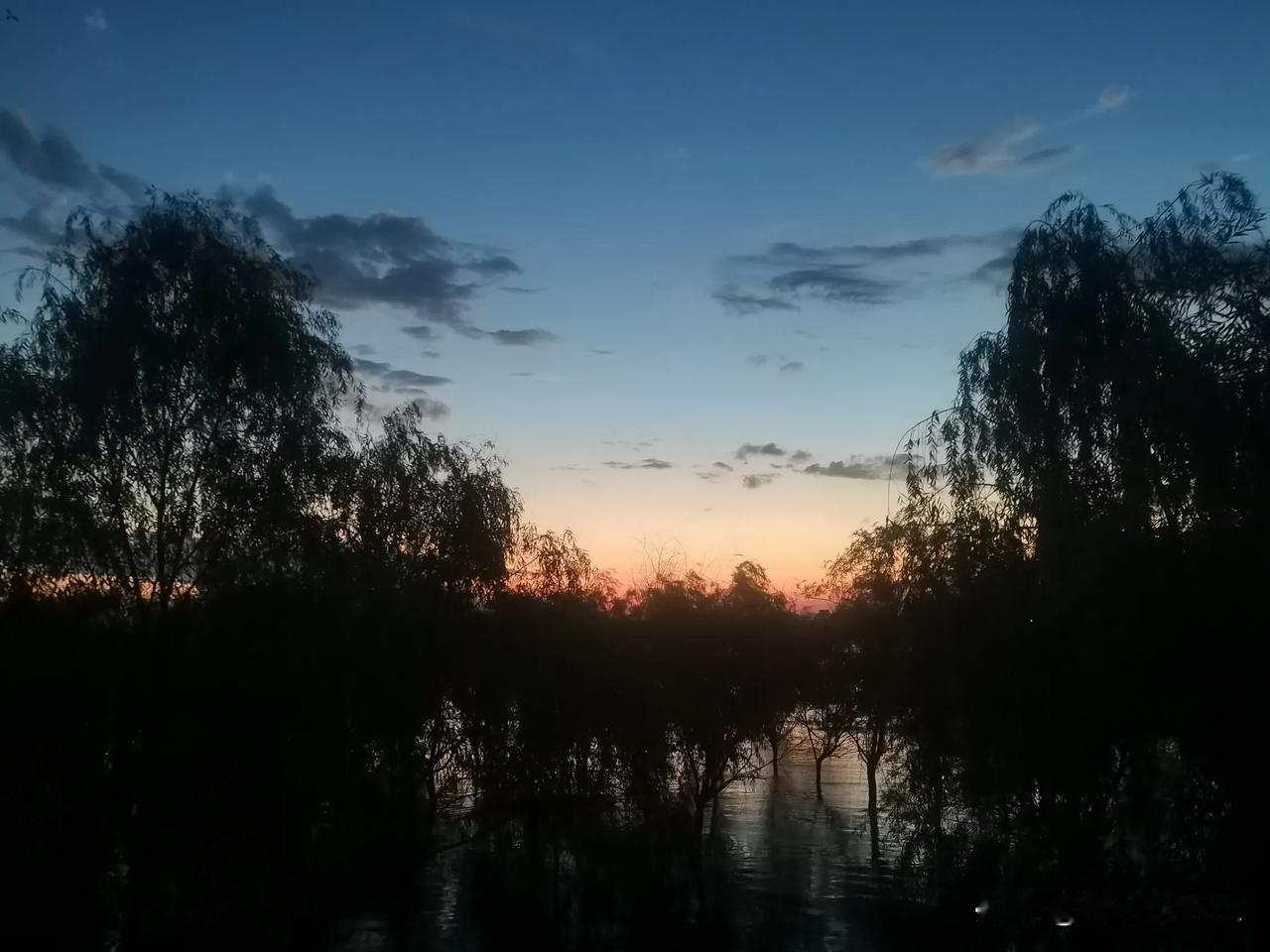 #随手拍的风景照#日落即将落下帷幕之际，我捕捉到了大自然的宁静与壮美。这张随手拍