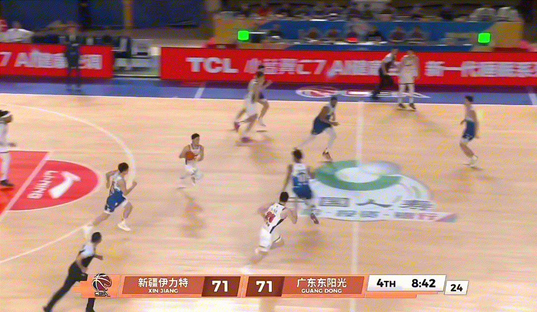 为什么第四节还上张皓嘉？！在场疯狂犯错，真的太离谱了新疆男篮vs广东男篮