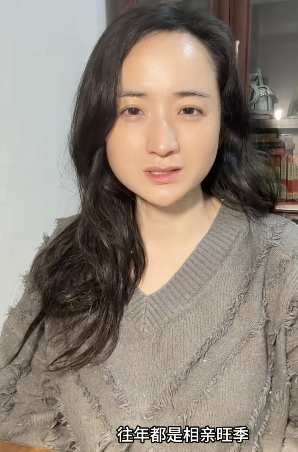 雅典娜她妈跟左邻右舍说雅典娜已经结婚又离婚了，而且带孩子离婚。然后雅典娜就骑虎难