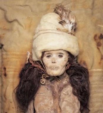 2003年，新疆罗布泊出土的小河公主干尸，历经近 4000 年依然保存完好，面容