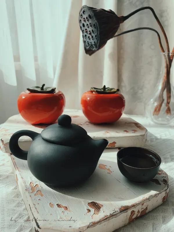 上联：霜凝竹径，半壶茶暖羁旅梦；
下联：雪映梅园，一盏酒香相聚情。