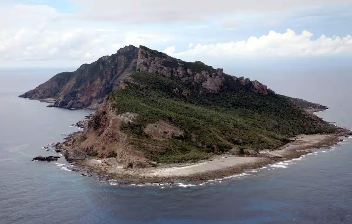 日媒：两艘中国海警船在我国钓鱼岛附近海域活动，均配备机枪，已连续97天。日本海上