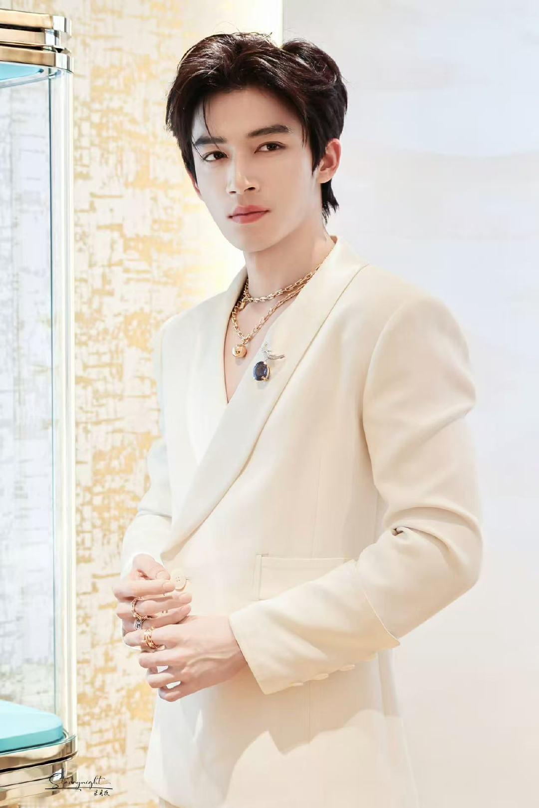 王星越这个视频的退出键在哪里终于吃上了王星越的细糠 白西装勾勒出挺拔身形，自带贵