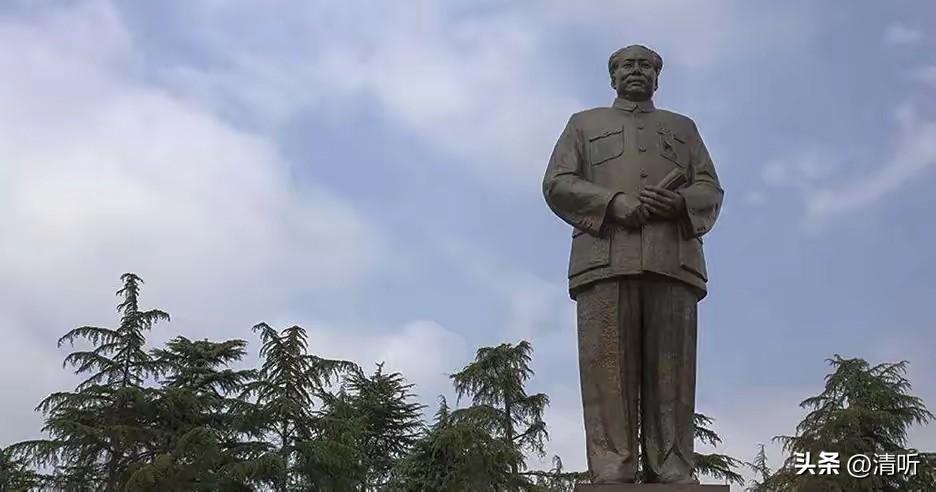 自发奔赴，万人缅怀：跨越五十年，国人从未忘记伟人
 
没有任何官方组织，也没有任