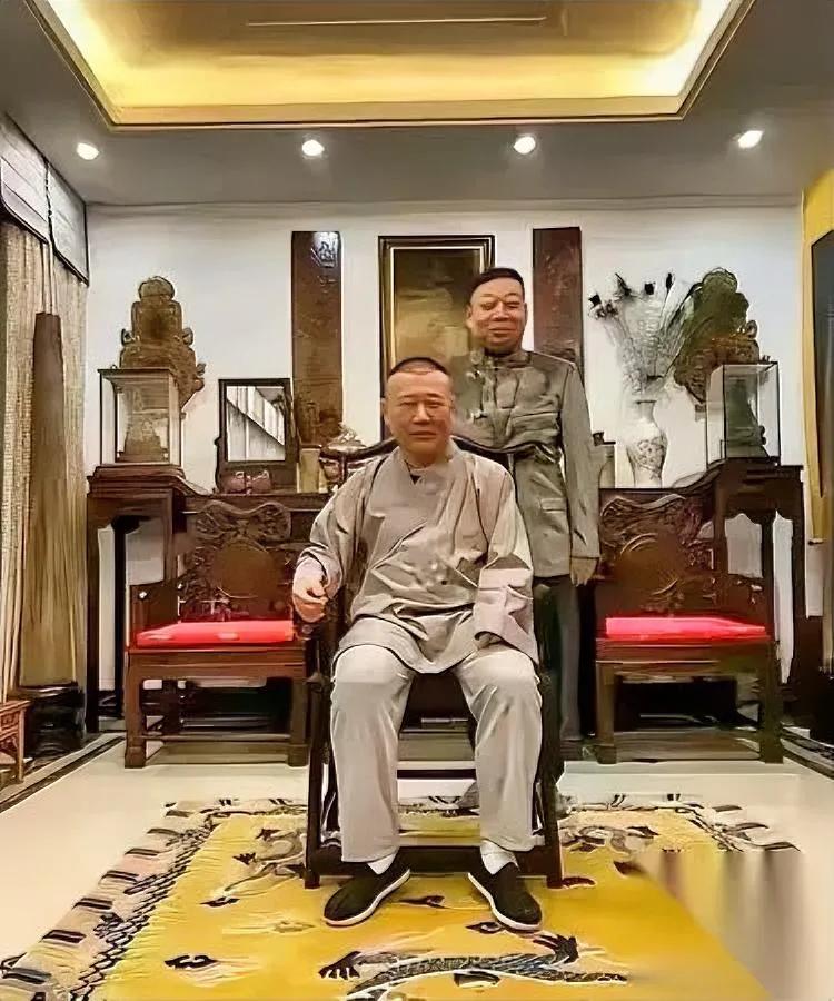郭德纲这回难了

真的太寸了

他之前怼了半辈子的主流相声圈，现在刚好攥着他这事