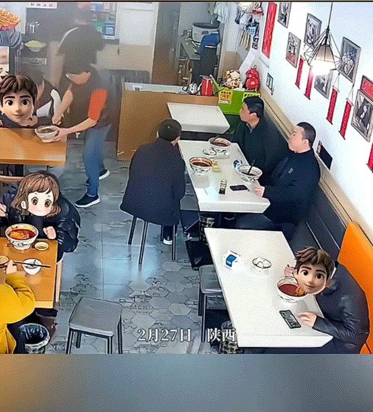 活不起了吧！陕西西安，三个男子到一家面馆吃面，不料吃完面后三人坐在位子上久久没有