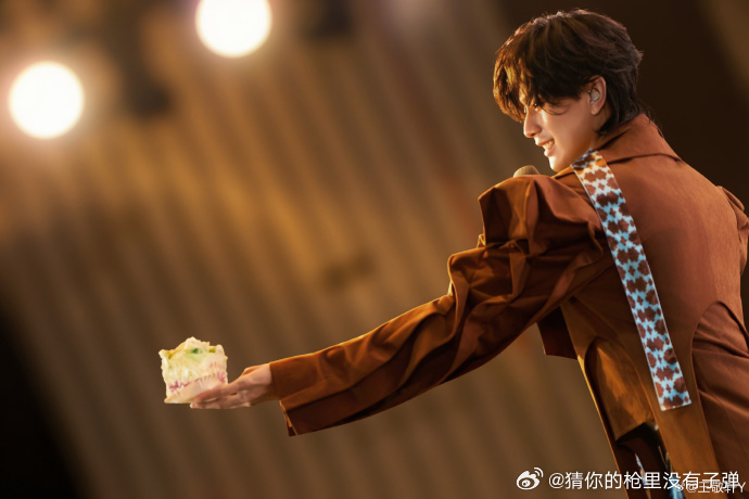 王敬轩舞台布景夯爆了王敬轩给了我亿点震撼 光影切割空间，音乐浸润心灵！王敬轩夜巡