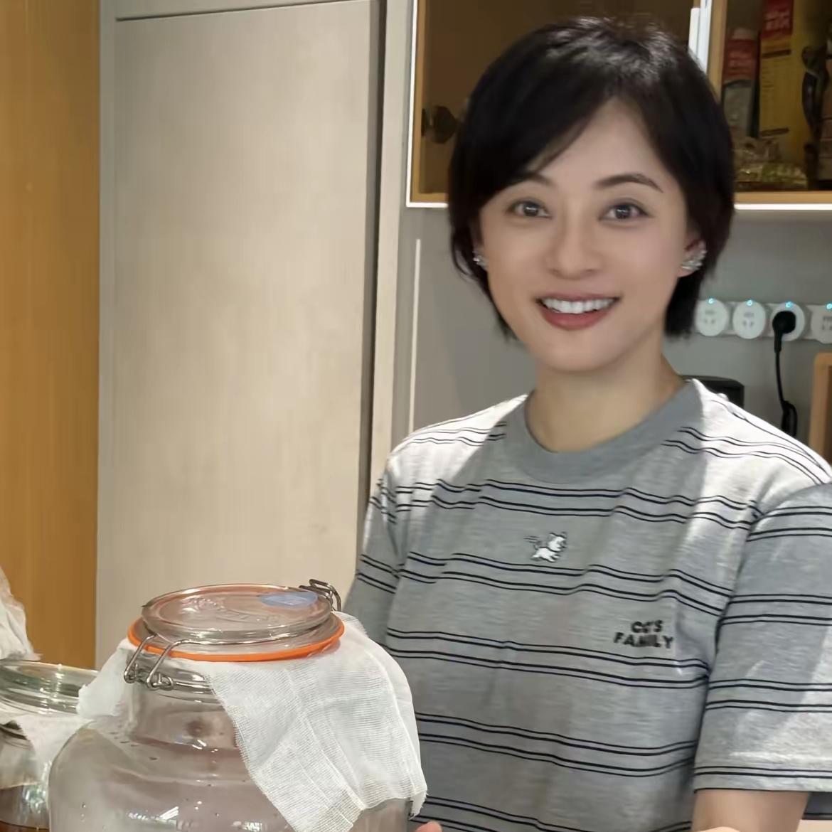 孙俪，
咋个回春了呢？
这波颜值回春真让人眼前一亮，眼睛不再外凸，脸部发腮的厚重
