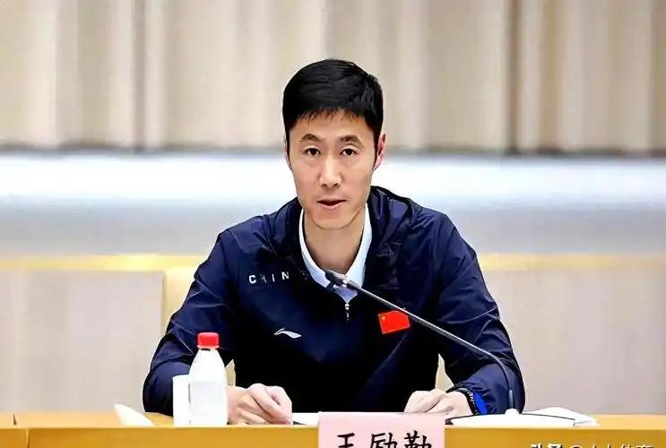 王励勤重组国家队教练组，以28个核心岗位的调整打破旧有秩序，清除依赖资历关系的人