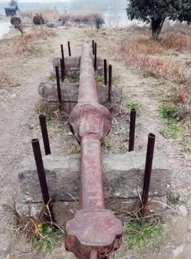 1985年，山东村民王建贵，在河边意外挖出了一柄长7米、重1500公斤的诡异“巨