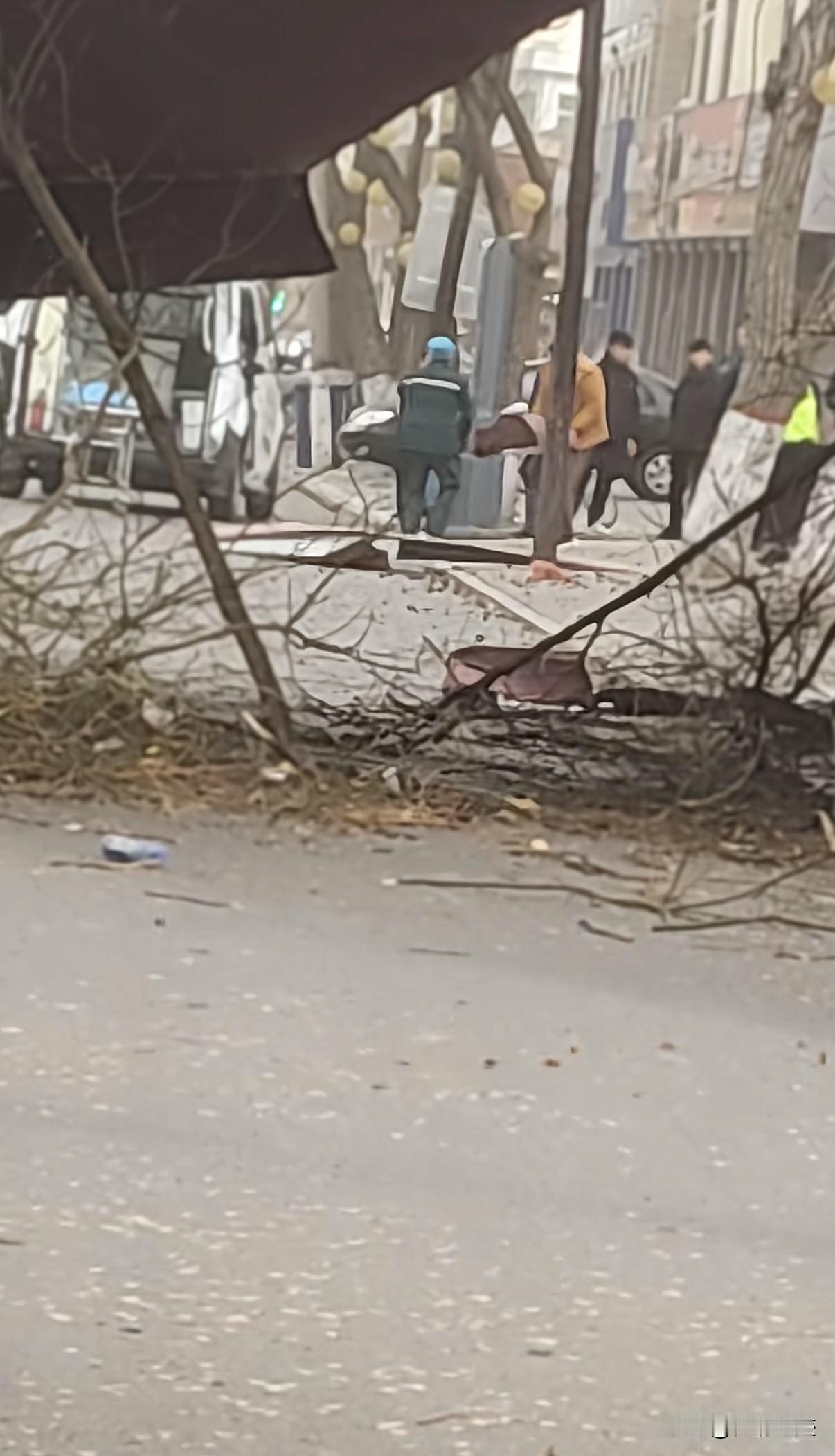 光知道保定这两天升温，没想到保定这么大风，保定一地已经发生了因大风坠物砸到人的事