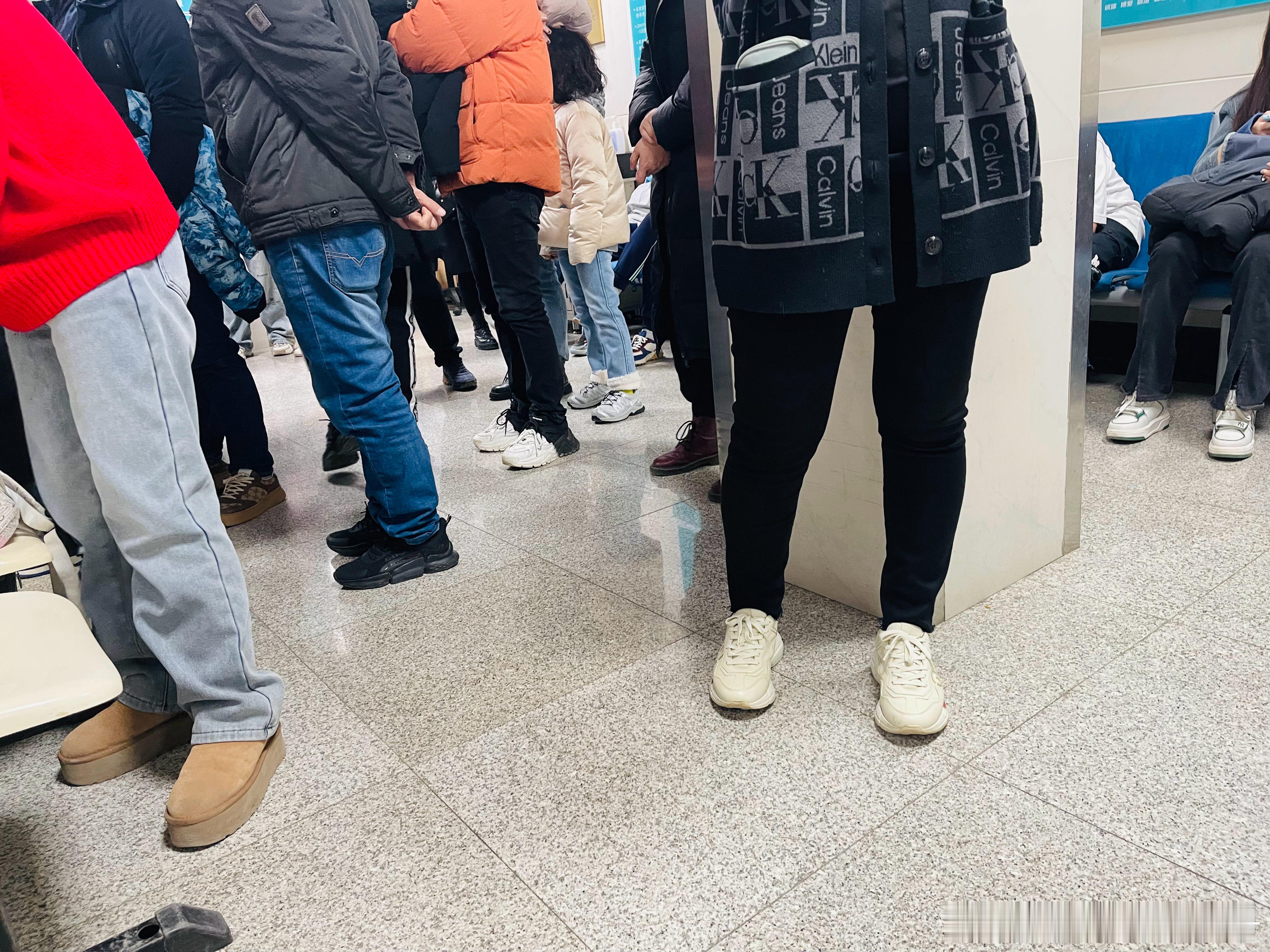 带桐桐来医院检查视力，担心上午人多下午来的，结果依旧人满为患，全是孩子。小朋友检