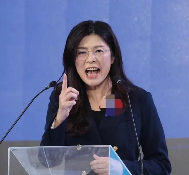 如何评价国民党主席郑丽文治党上没有水平，政治上没有定力，对美国充满了依赖，平时夸