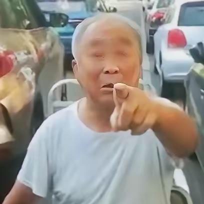 一位七旬大爷交了5元钱，动作麻利地堆起一座“食物山”：7个鸡蛋、两屉包子、两碗粥