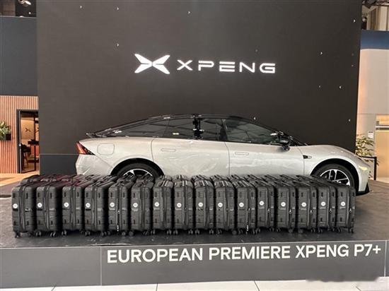 新款小鹏P7+在比利时布鲁塞尔车展中向欧洲媒体展示了不影响前排驾乘情况下可装载3