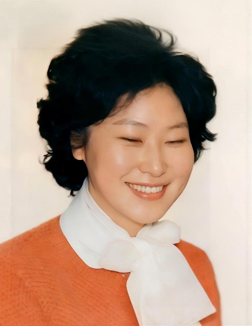 微笑的美好瞬间，温暖如春日阳光。🌞😊