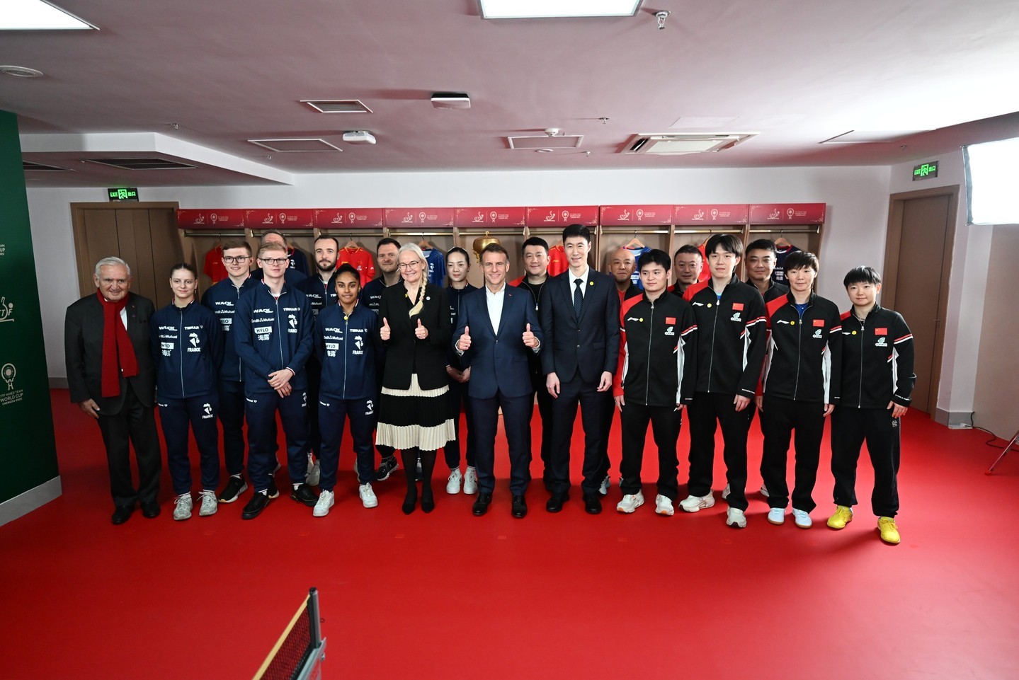 大合影/王楚钦孙颖莎vs马克龙帕瓦德 ©️法国乒协 