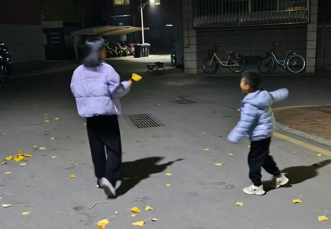 雷打不动，每天吃过饭，就带孩子出来运动，冬天夏天都这样，学习是一方面，快乐好身体