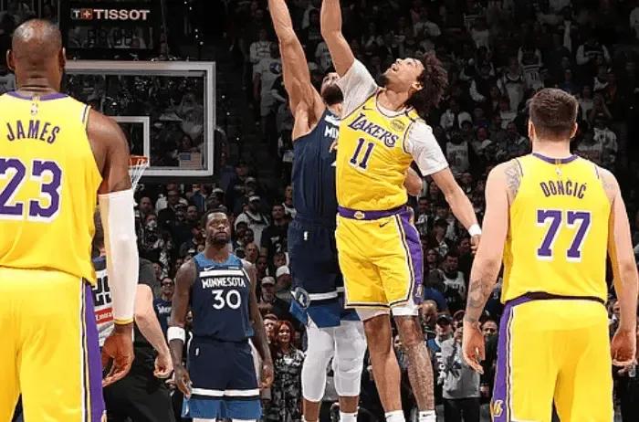 雪上加霜，NBA湖人中锋海斯对球队不满计划离队，中锋位置急需引援，杨瀚森成为目标