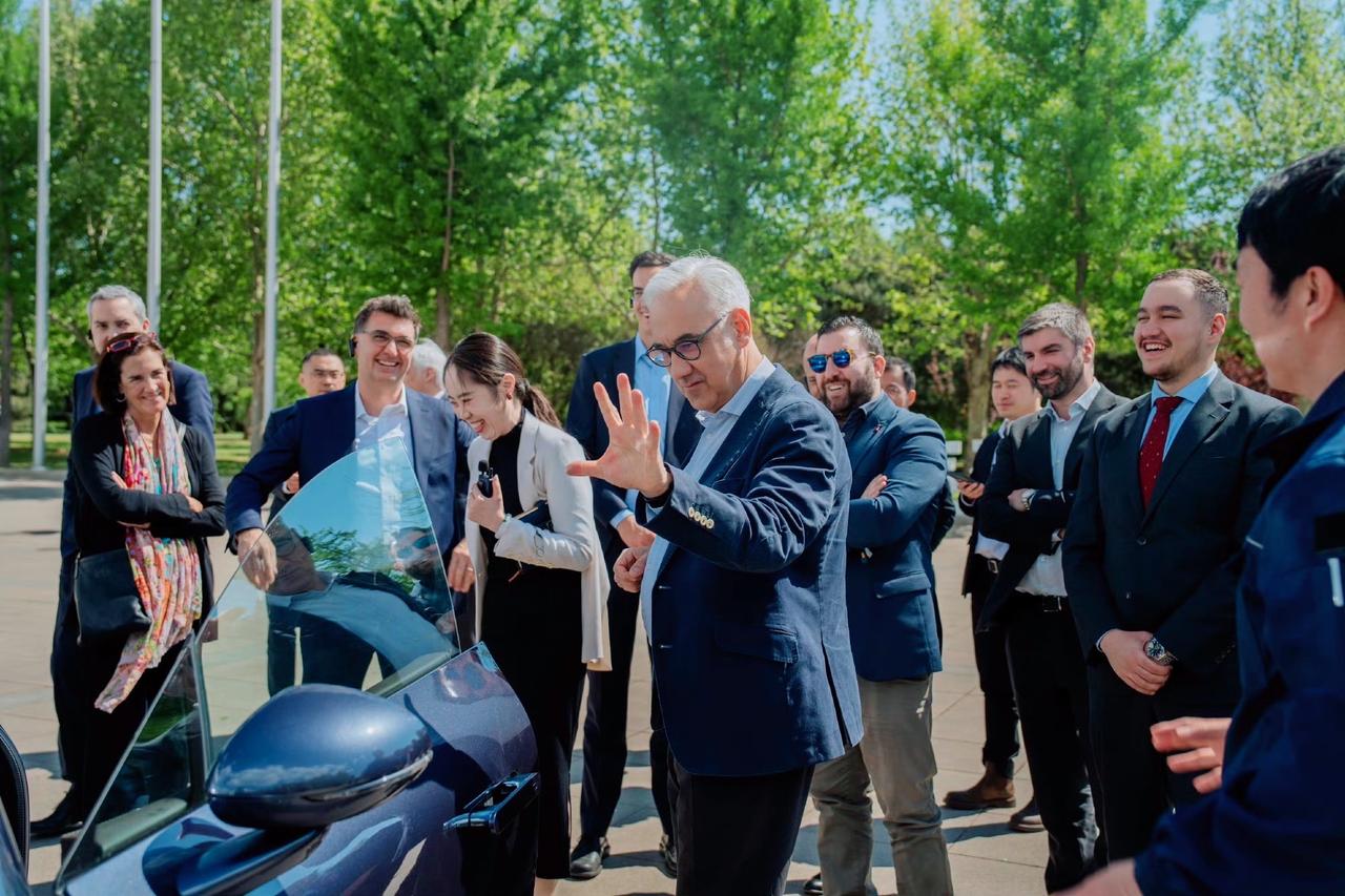 以前我们踮起脚尖看别人的产品，现在是西班牙驻华大使馆代表走进享界超级工厂，体验了