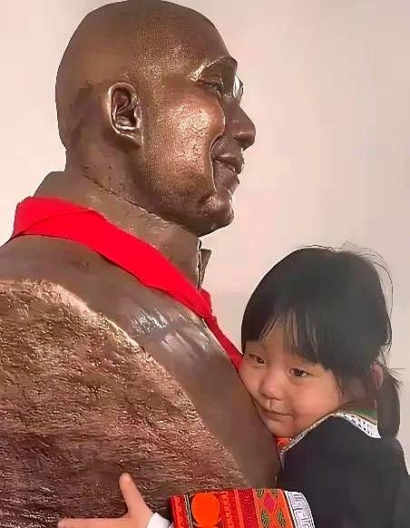 成都妈妈带三岁女儿出游时，小女孩突然扑到一座石像上，哽咽一句“这是我爸爸”，所有
