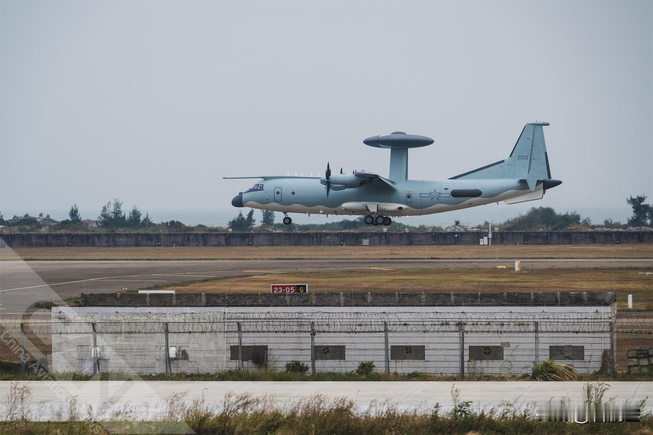 11月4日，空警500落地珠海，为2024年中国航展做准备。（摄影：吴紫磨）