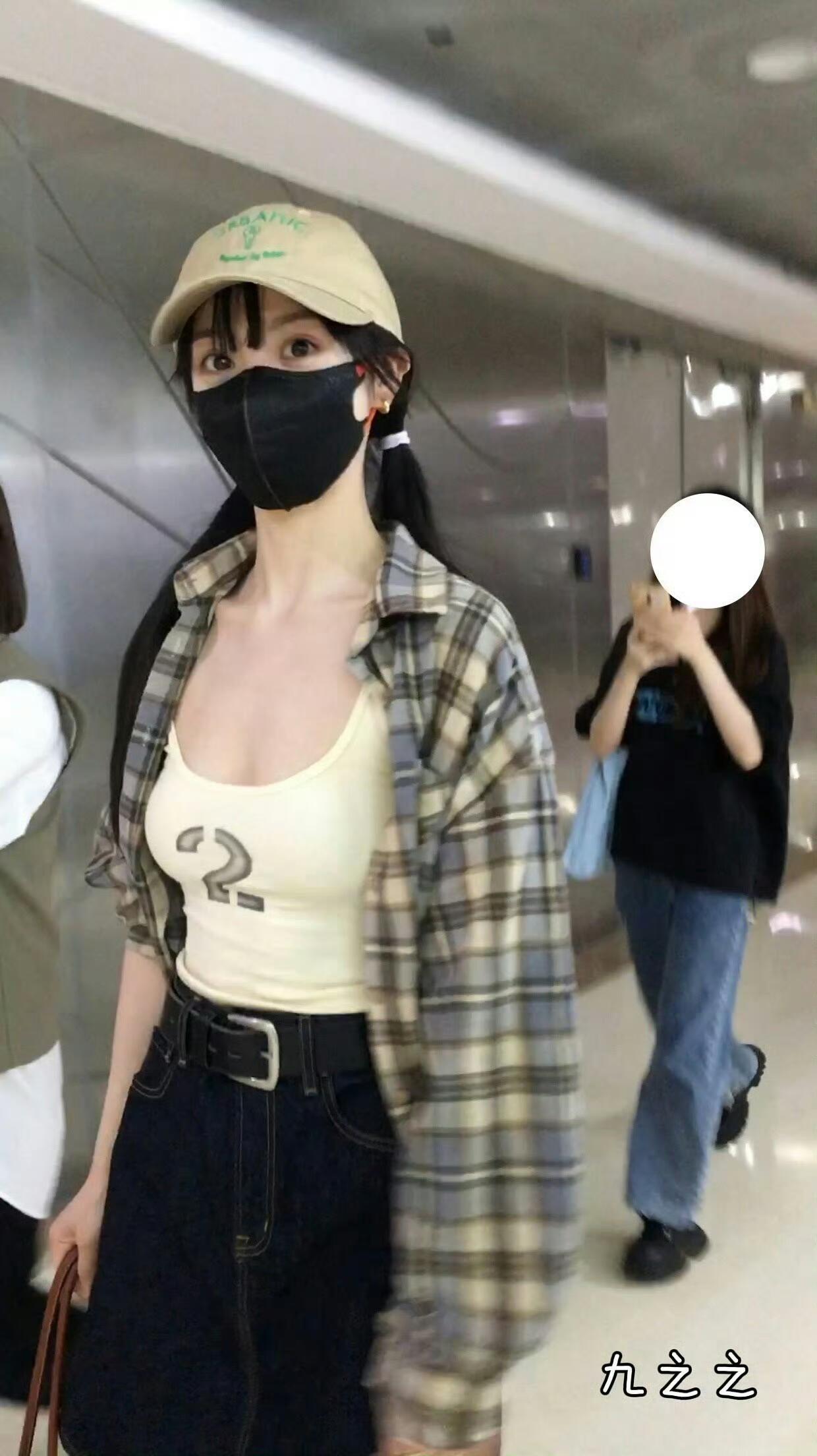 田曦薇Gucci全球广待遇【田曦薇】此女素颜的眼睛 比大眼拉满还夸张来的 