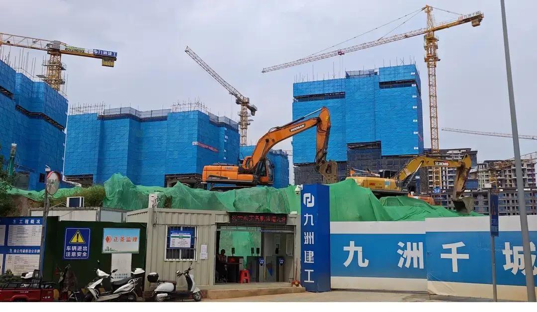 绵阳城西石桥铺区域，邦泰、凯瑞、金和、九洲等四家地产商蜂拥而至。

我仿佛看见他