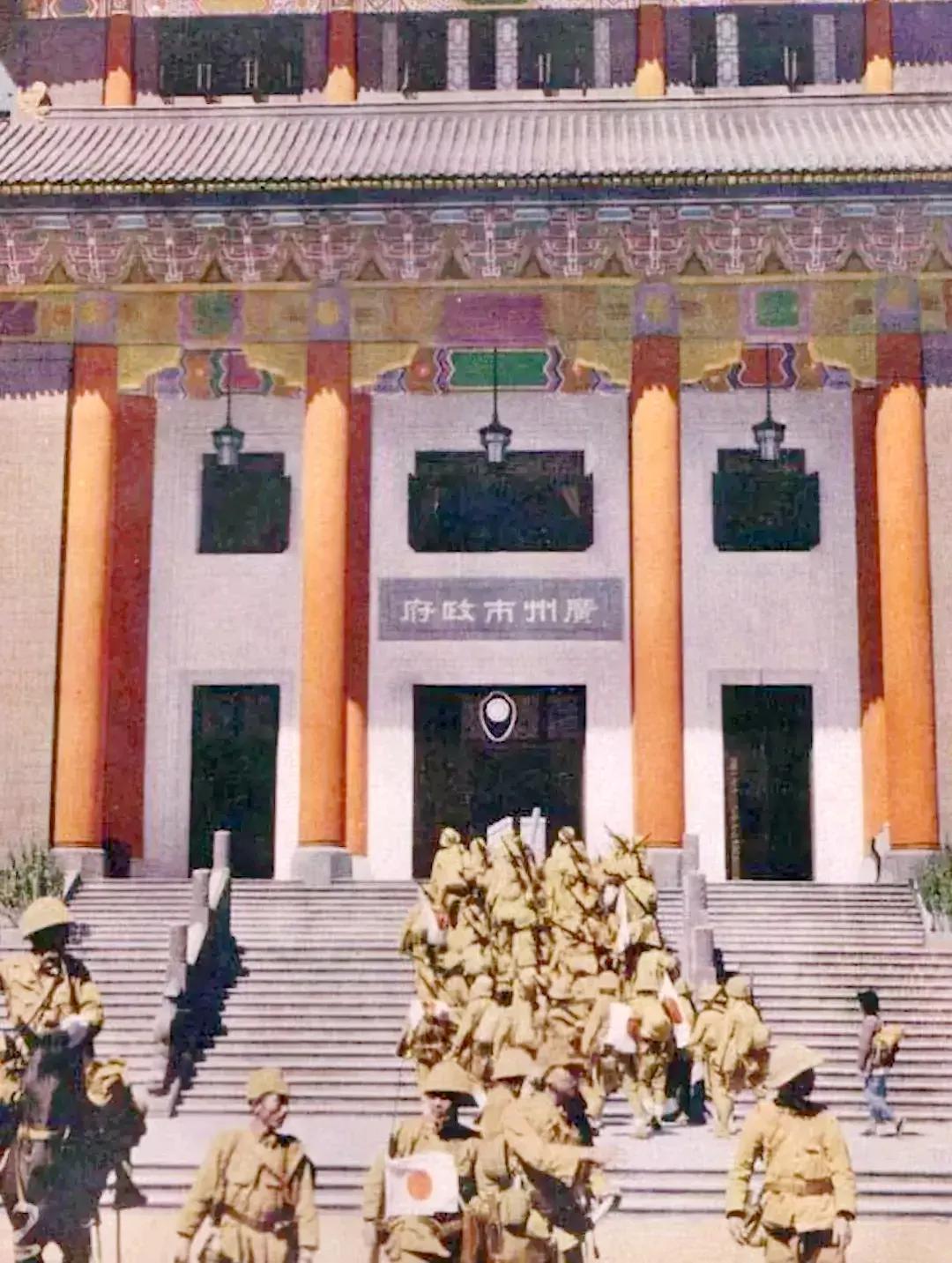 1938年10月广州城沦陷，日军占领广州，下图是侵华日军进入广州市政府大楼时的照