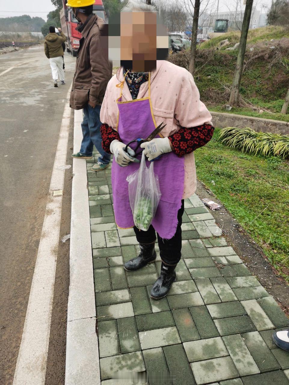 金华迷途老人坐上方言特快回家路 近日，浙江金华。金东区岭下镇有位老人走失，老人说
