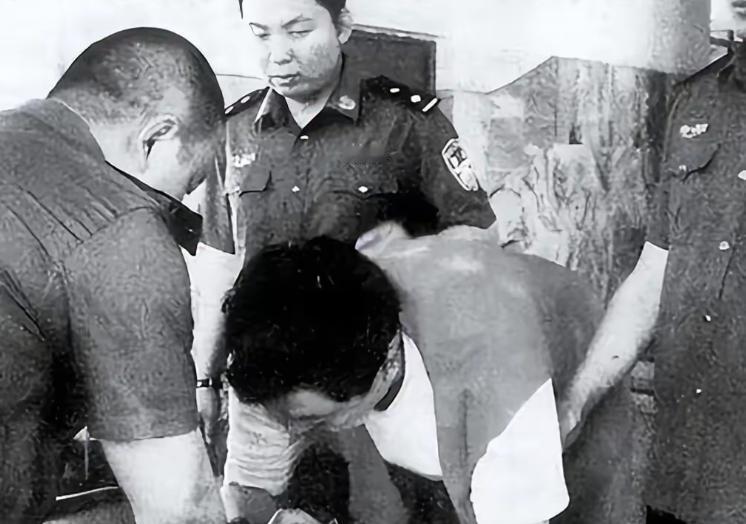1992年，浙大高材生李红涛被警察逮捕，然而让所有人不敢相信的是，他竟然趁着警察