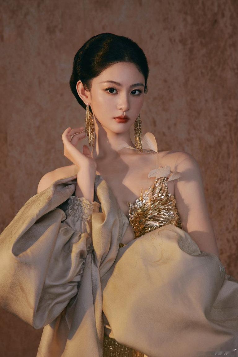 赵晴好明艳赵晴美出了神图时装周现场被赵晴惊艳，赵晴好明艳，明媚感直接溢出屏幕，路