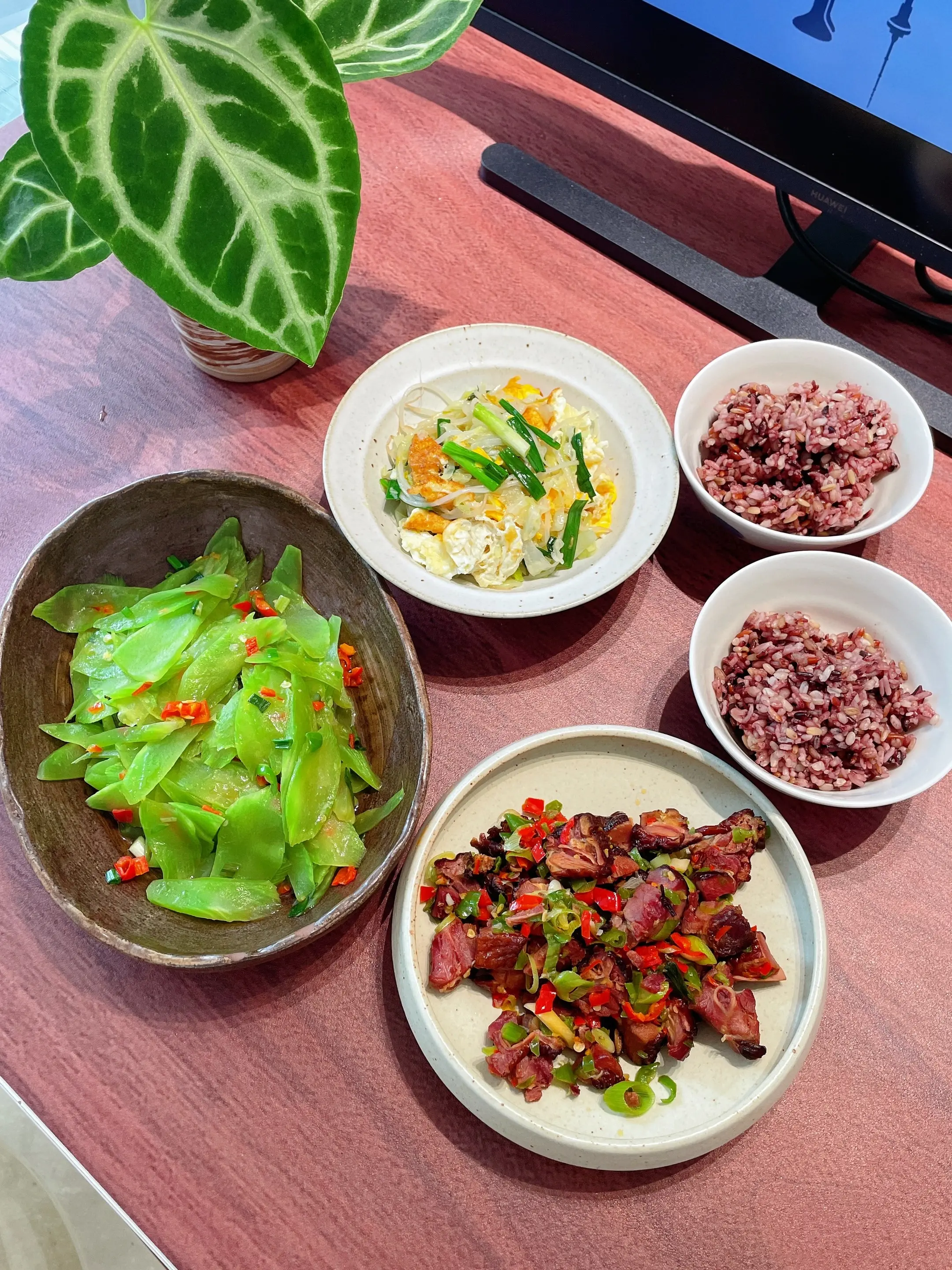 每个人定义幸福的标准不一样 我觉得回家有饭吃就很幸福了