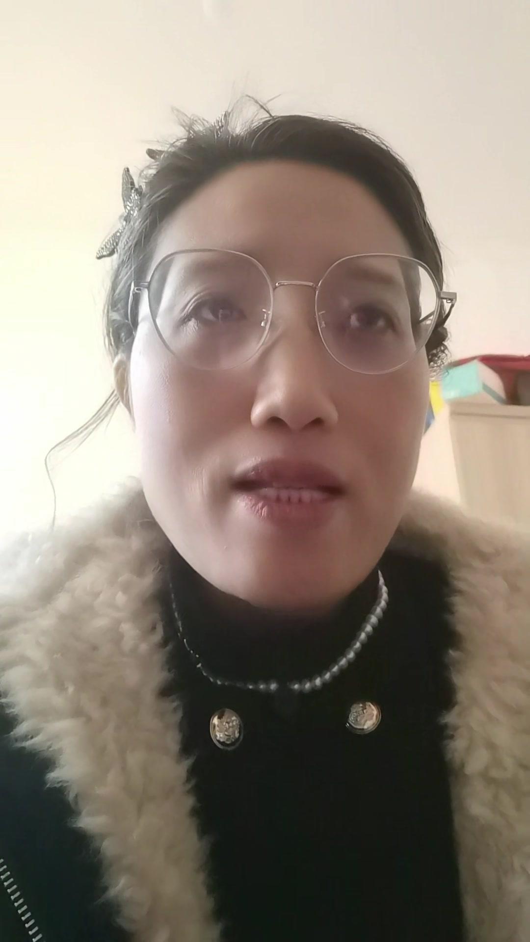 对我来说，董宇辉的才华、学识和胸怀都值得崇拜。
他不仅曾在疫情期间坚持线上教学，