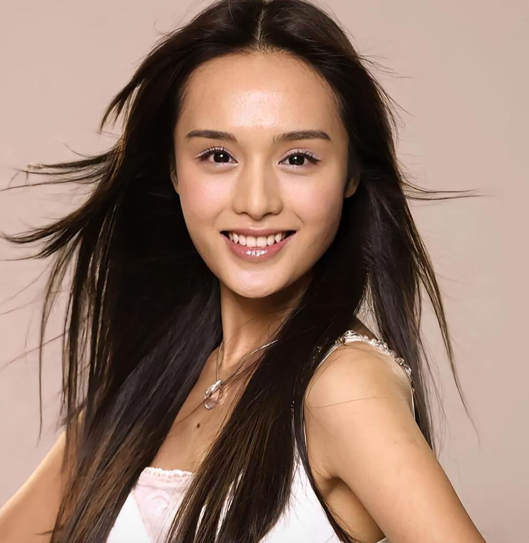 离开富大龙后，她进入国防大学当老师，如今42岁仍单身，无儿无女
娱乐