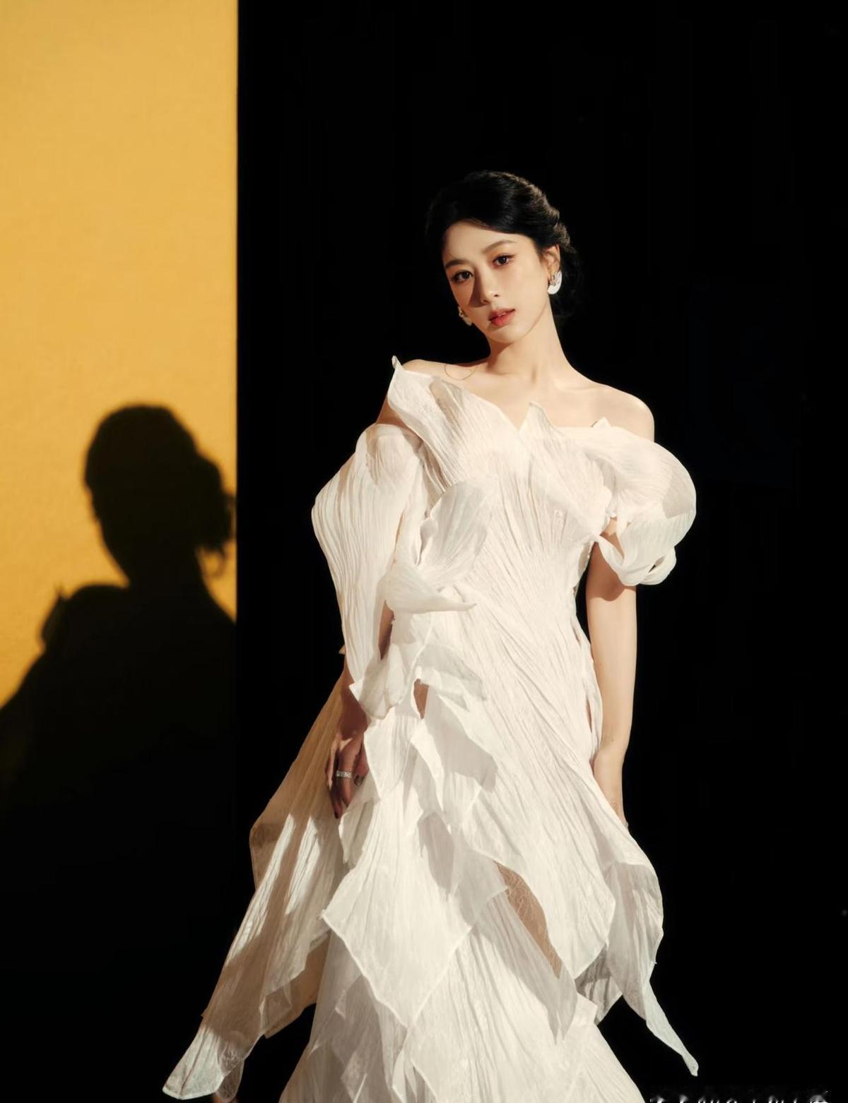 杨紫一出场，全场安静了。
没靠炸裂造型，没靠流量滤镜，就一件白裙子，一朵栀子花，