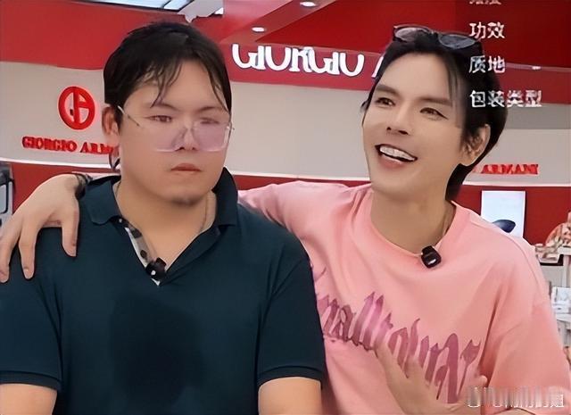向佐带弟弟向佑直播带货 这家人热搜就没断过果然反复拉扯家事是现成流量密码前脚刚把