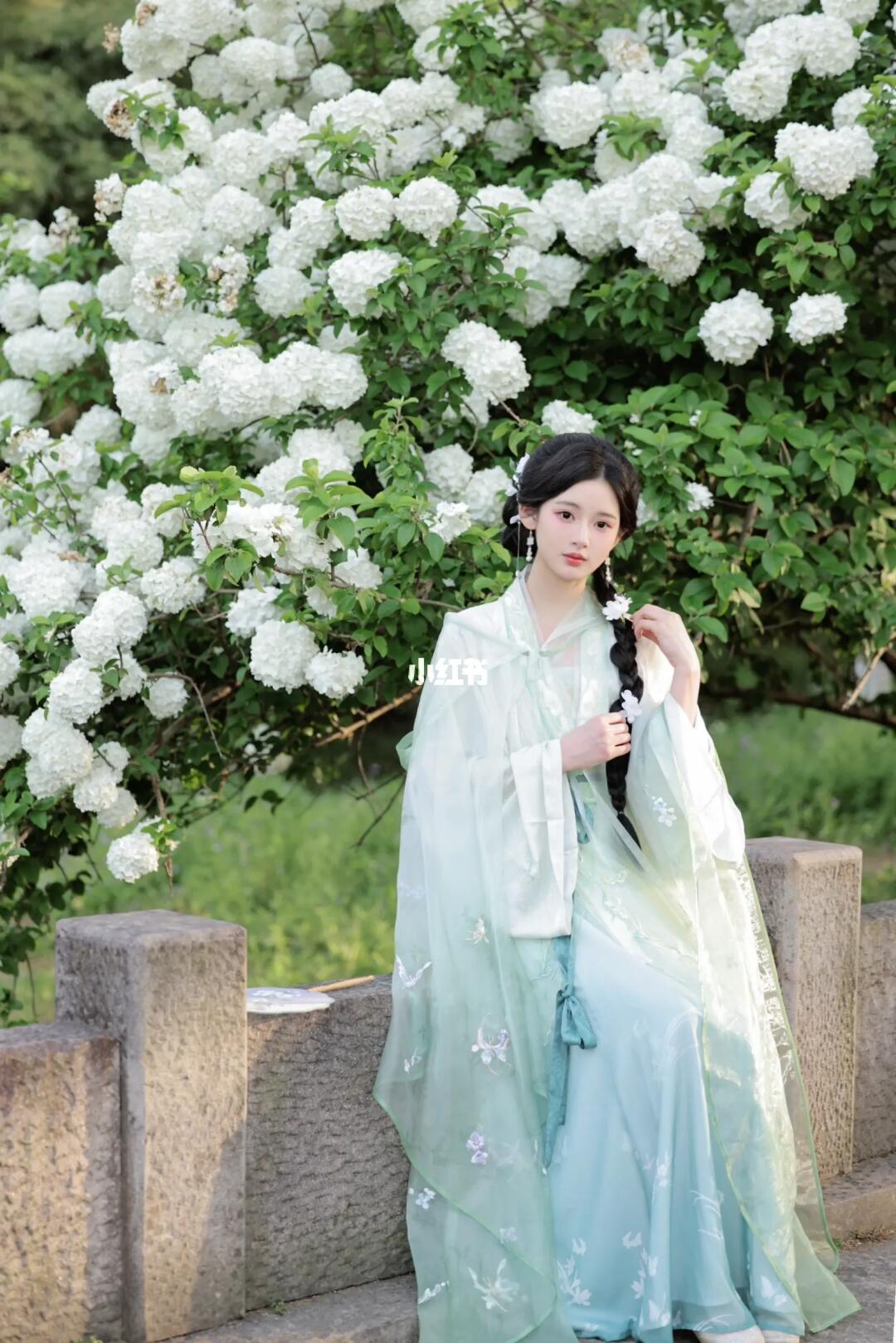 你摘下了月亮，却又嫌她清冷。