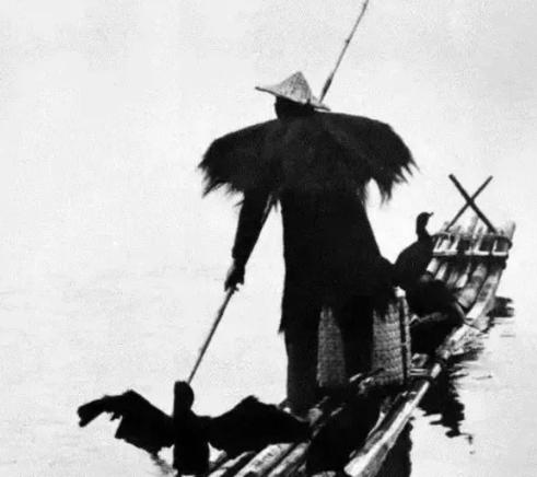 1942年，渔民陈根土载着16个日军过江。船行至江心，原本一脸谄媚的陈根土突然哈