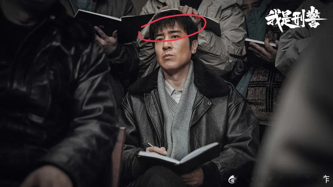 这个假发头套发质显得太蓬松了，应该让头发油一点，粘在一起，很多天没洗头那种感觉，