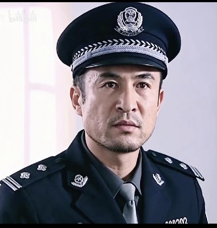 这男演员是谁？看过他演的很多片子，是一位演技实力很棒的演员，他身材高大魁梧，是一