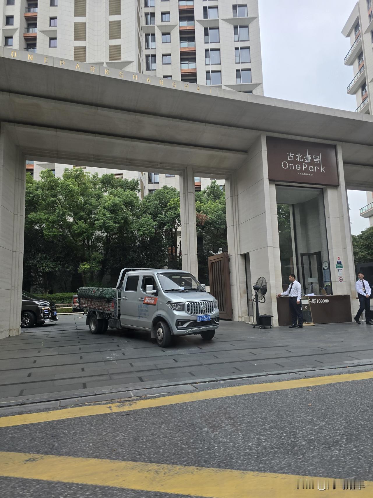 上海滩顶级豪富咋开这种车？这个叫古北壹号的房子应该挺贵吧？我印象里要几百万呢外滩