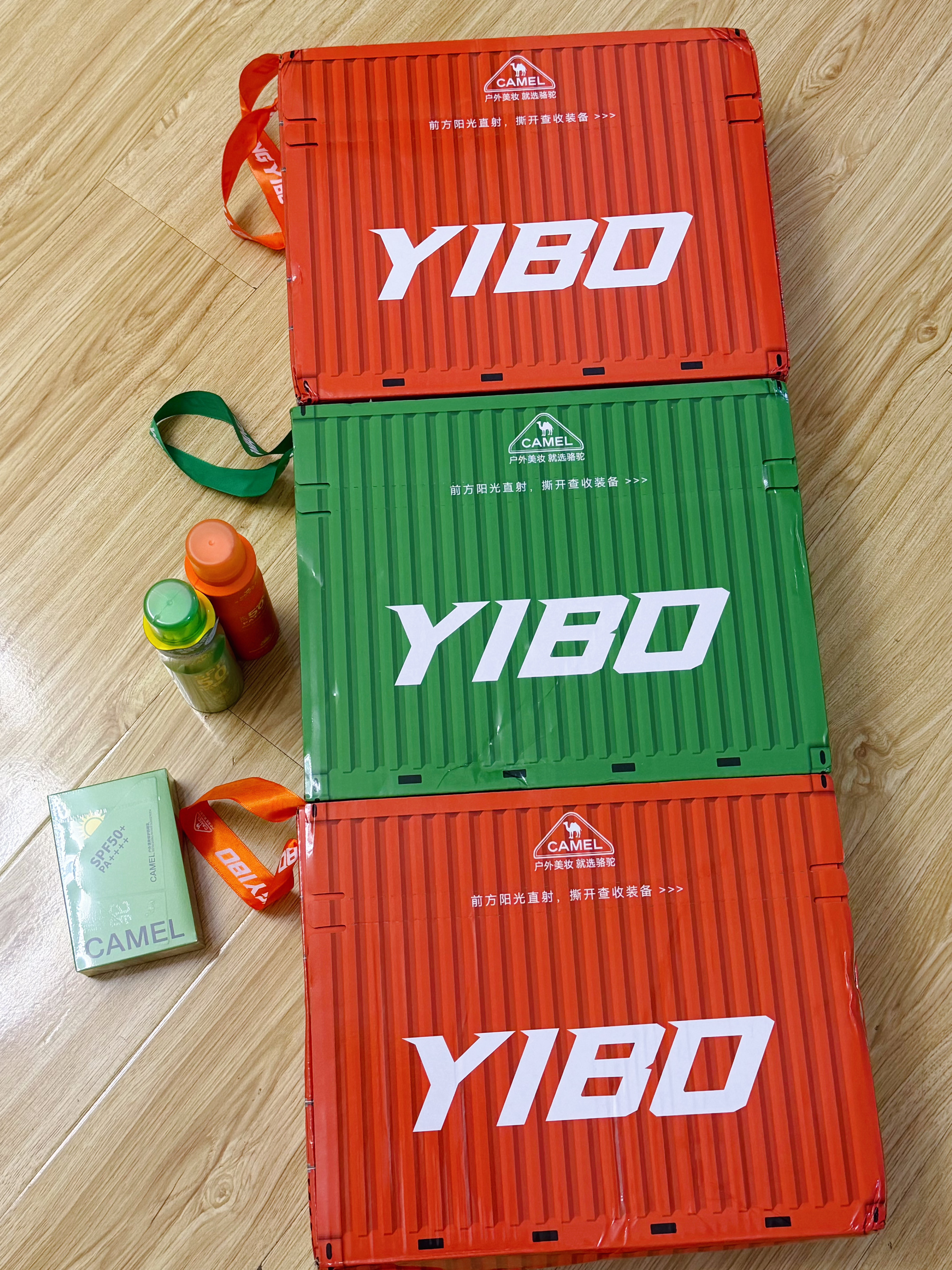 王一博王一博代言骆驼防晒 到货了到货了！我还说我比较费防晒霜多买点，有点买多了，