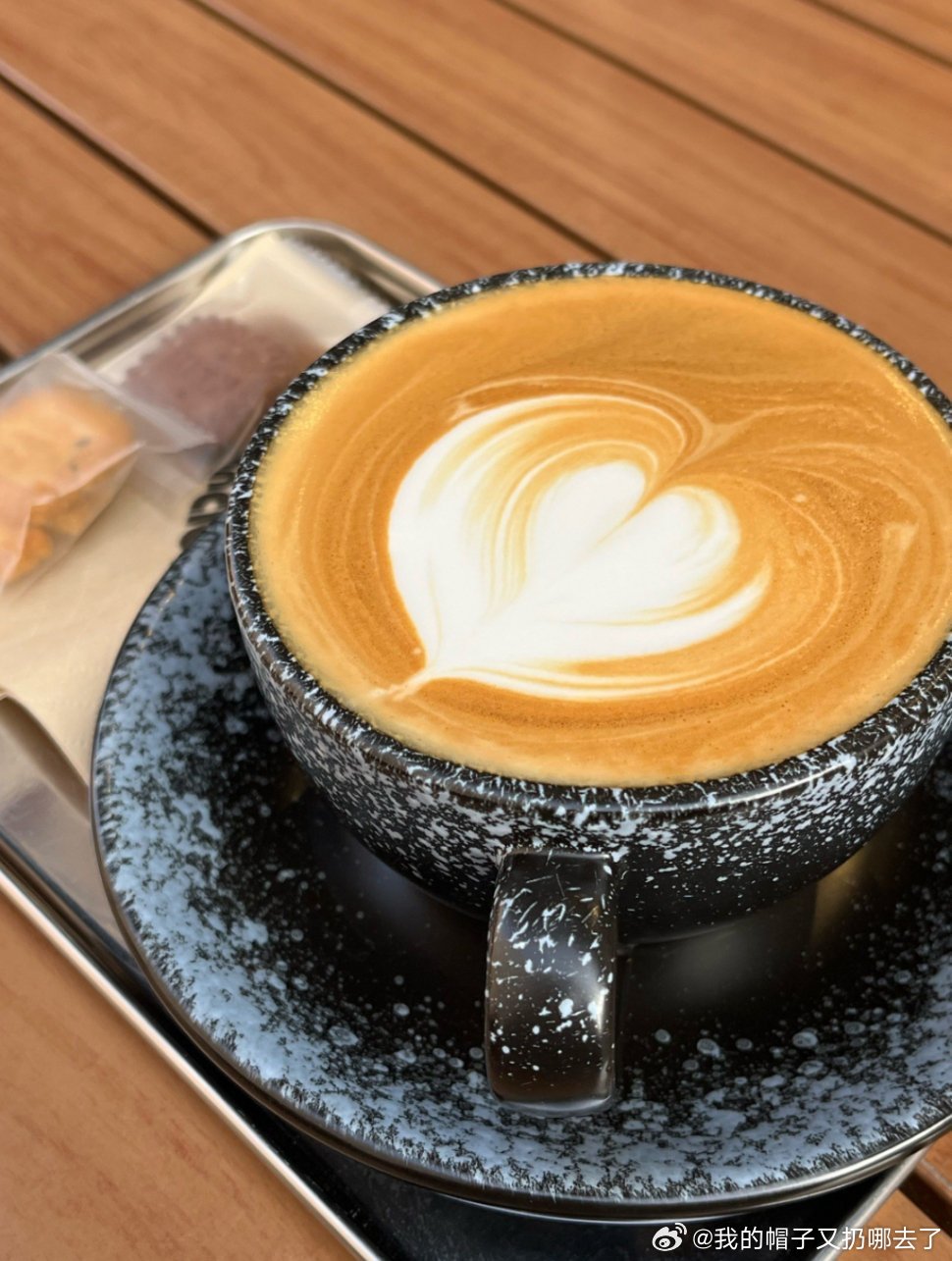 西湖醋鱼咖啡把西湖醋鱼的酸甜风味融进咖啡，意外解锁清爽口感，没有想象中的违和，反