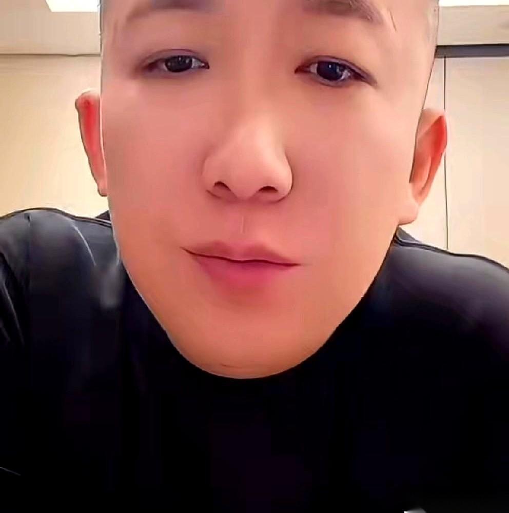 又道歉了。
我就发现，网上这帮大哥，吵来吵去，最后收场的姿势都一个样：低头，认怂