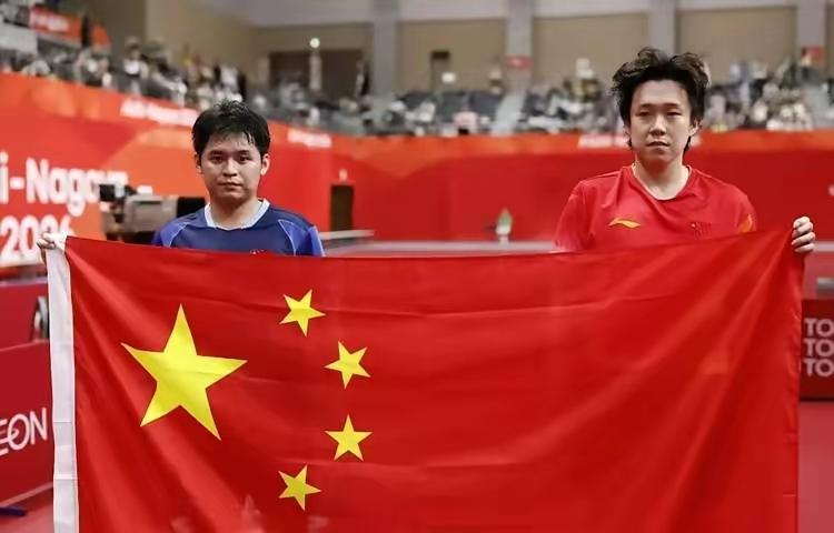 林诗栋拿下男单冠军之后，赛场一个小小的细节，看得不少人心里很触动。
 
他接过國